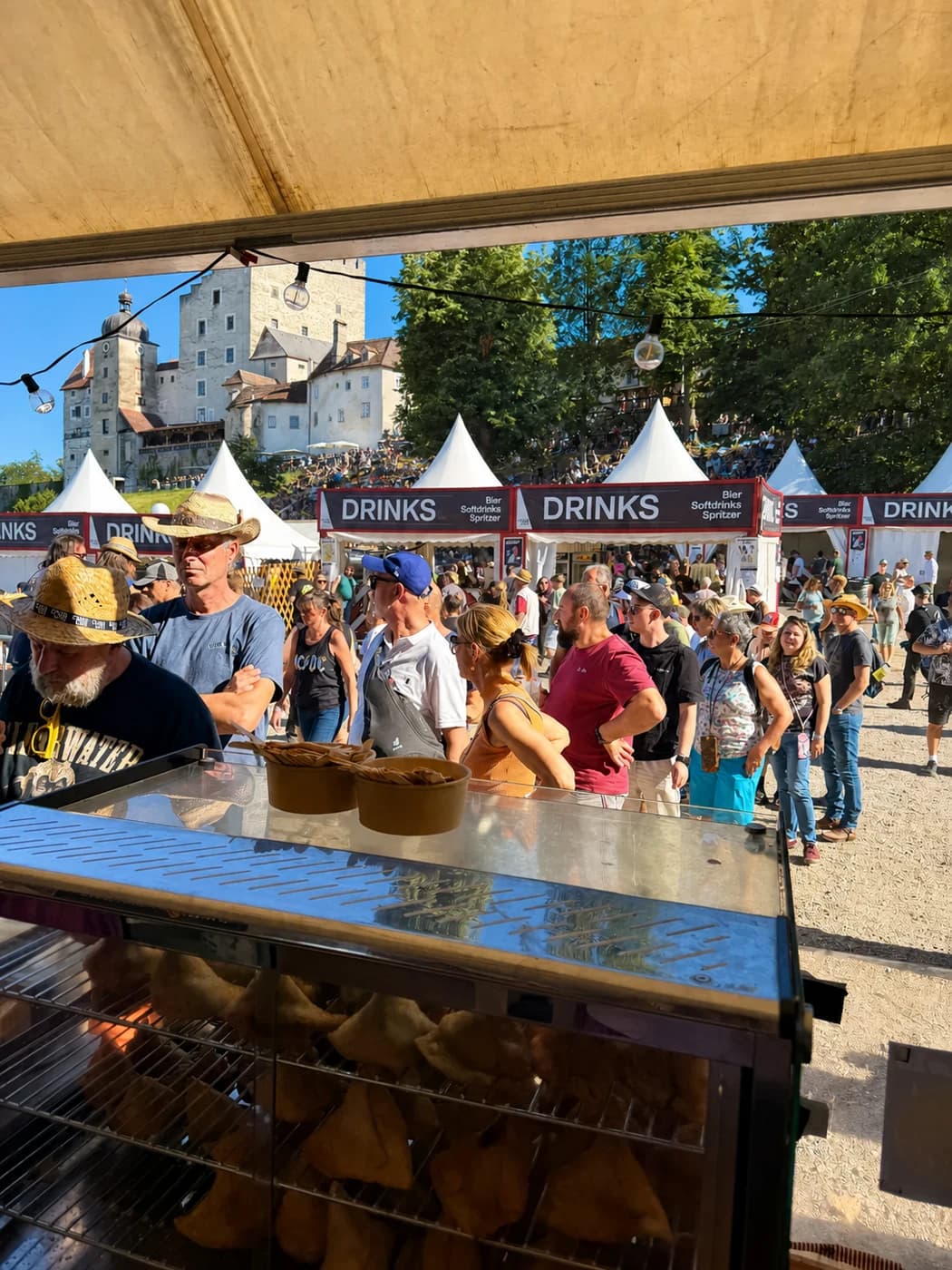 Naan Brüder Foodtruck in Festivalatmosphäre