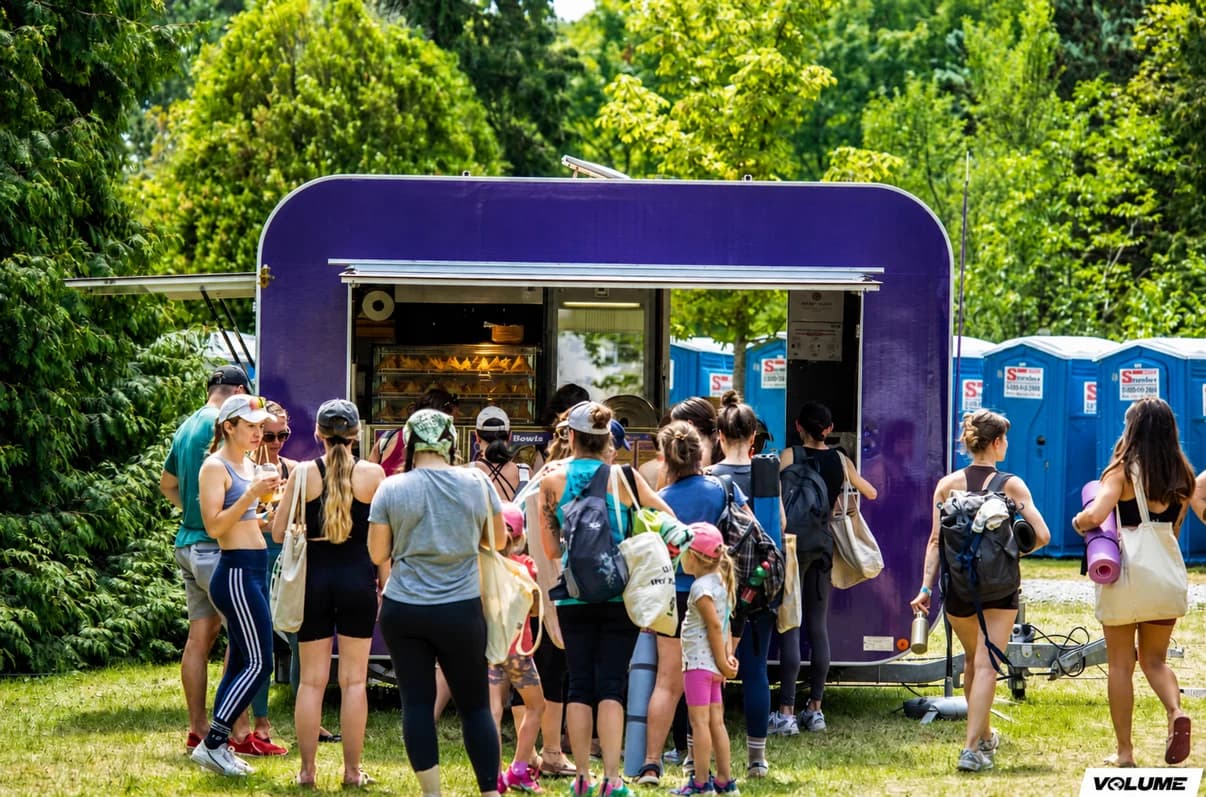 Warteschlange am Naan Brüder Foodtruck auf einem Festival