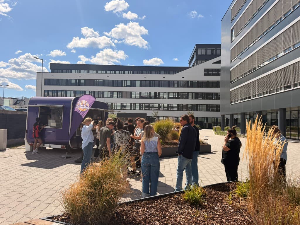 Naan Brüder Foodtruck bei einem Lunch Spot in einem Wiener Bürohof